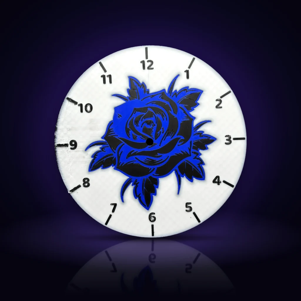 horloge rose bleue et noire