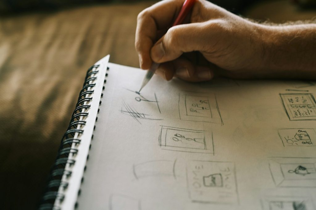 Croquis d'objets dessinés dans un carnet