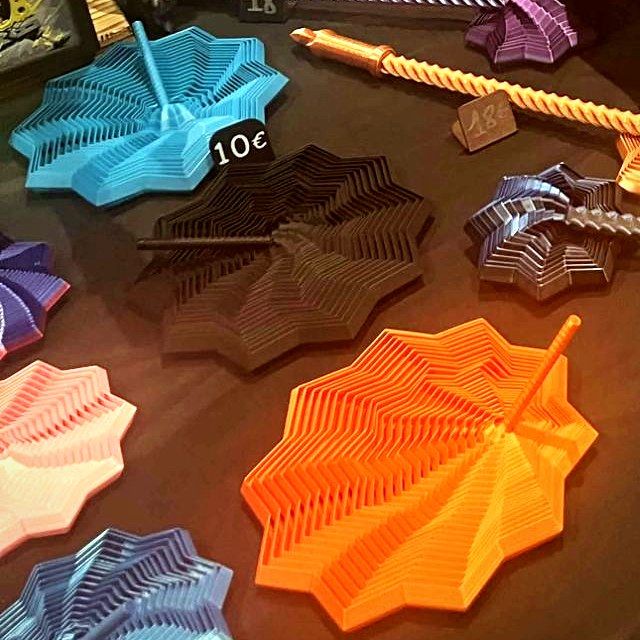 Grands fidgets spirale bleu, noir, orange et rose imprimés en 3D