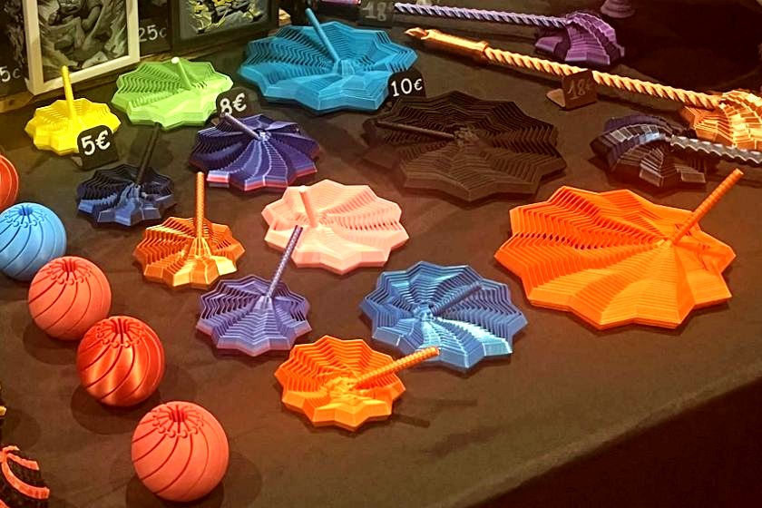 Fidgets spirale de trois tailles sur le stand : 5 €, 8 € et 10 €