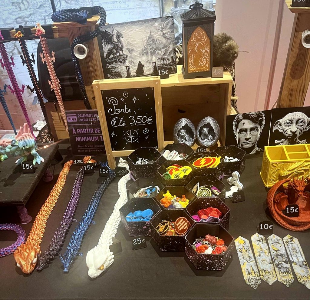Porte-clés, marque-pages et dragons imprimés en 3D sur le stand