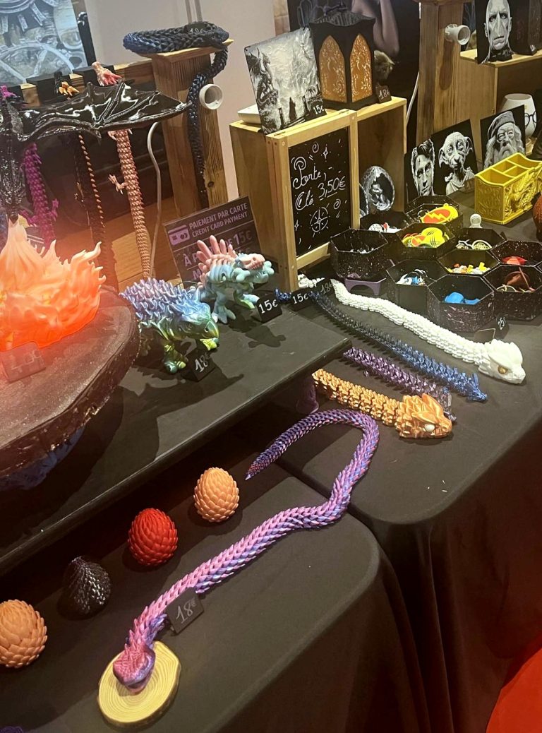 Dragons articulés, œufs de dragon et porte-clés sur le stand des Projets de Shaya