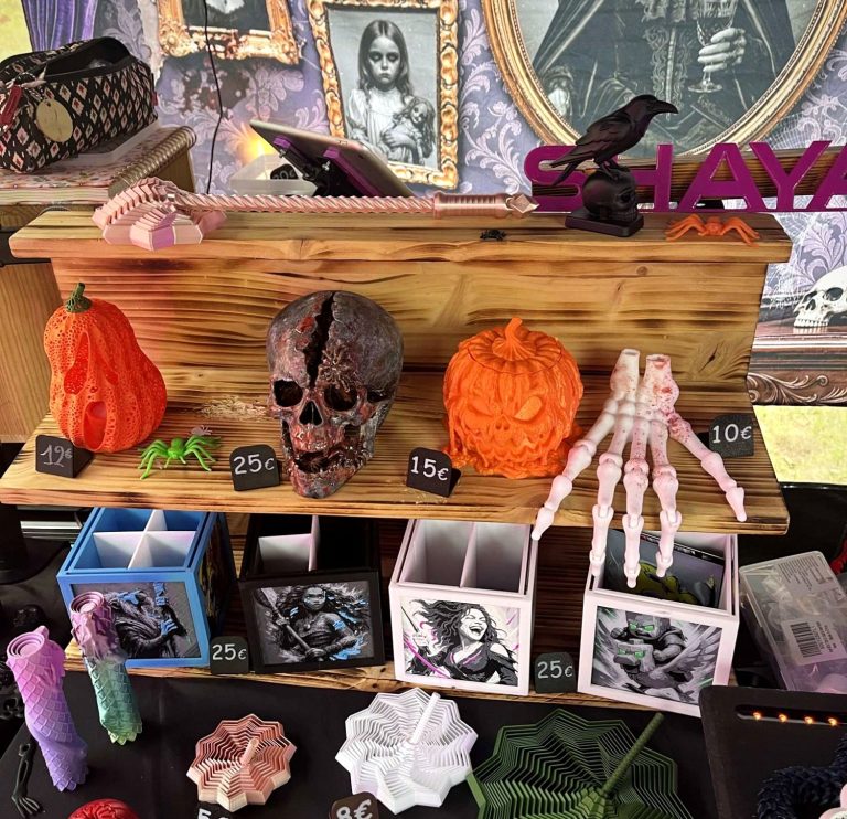 Citrouilles, crâne et main de squelette imprimés en 3D, pots à crayons Hueforge et fidgets spirale
