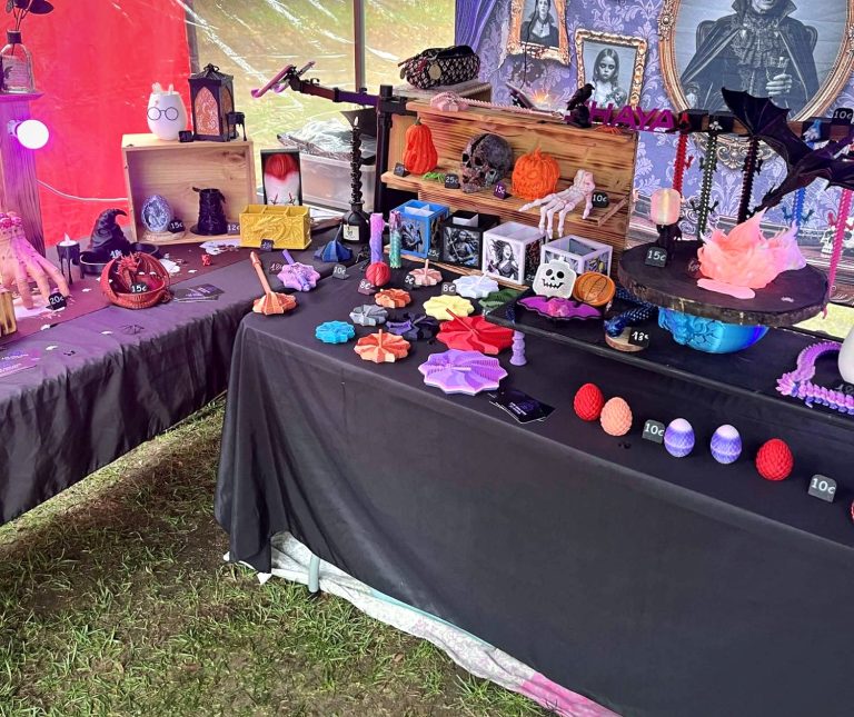Fidgets spirale de toutes les couleurs et pots Hueforge sur le stand d’Halloween