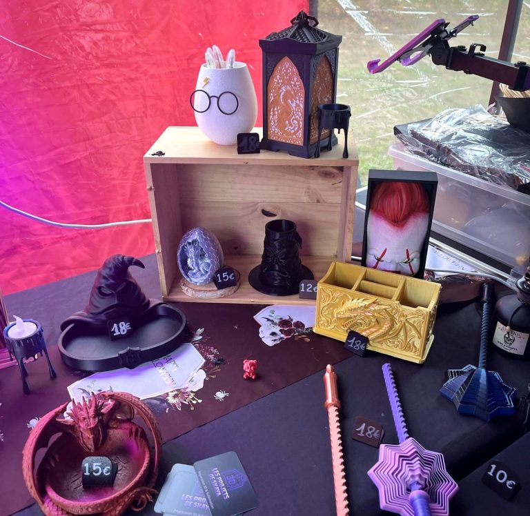 Lanterne gothique, chapeau de sorcier, œuf de dragon et pot à crayons imprimés en 3D