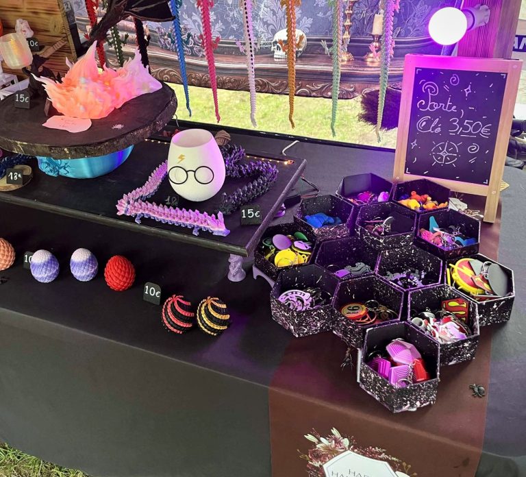 Bacs de porte-clés à 3,50 €, œufs de dragon et dragons articulés sur le stand