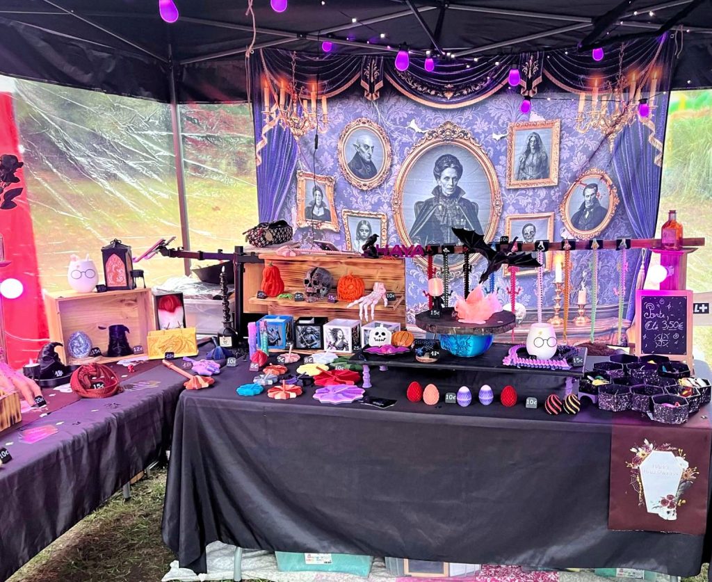 Le stand Les projets de Shaya à Halloween au Domaine, à Mont-sous-Vaudrey : décor de portraits gothiques et créations imprimées en 3D